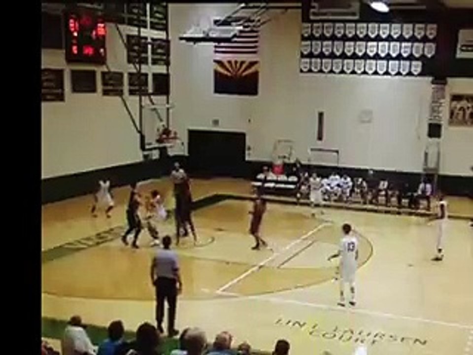 Assommé, il marque un somptueux panier à trois points