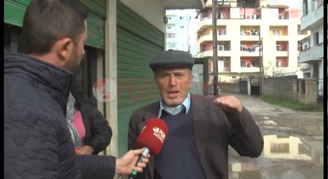 Ujërat e zeza në Durrës, Banorët e lagjes 13: Kanalet të dëmtuara, po thyejmë këmbët në puseta