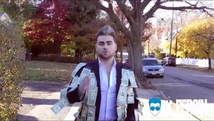 Cet homme scotche beaucoup de billets sur sa veste, la réaction des passants...