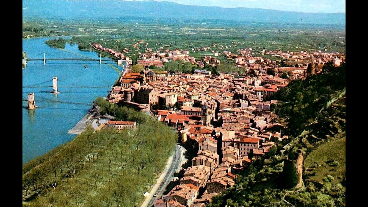 Survol de la ville de Tournon au siècle dernier