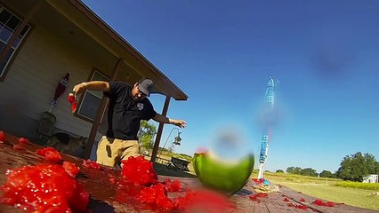 Ağır Çekim Görüntüleriyle Bir Karpuzun Paket Lastiği ile Patlatılma Anı