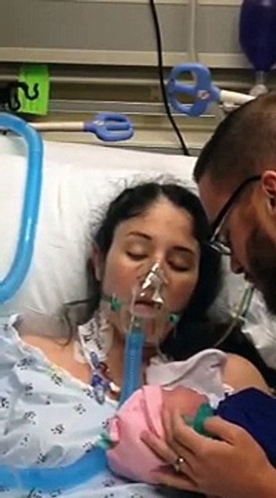 Cette nouvelle maman a quitté ce monde, mais quand son mari dépose le bébé sur elle, un miracle survient!