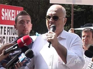 Personat me aftësi të kufizuar, protestë para Kuvendit  - News, Lajme - Vizion Plus