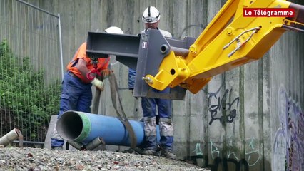 Brest. On pose une canalisation dans le pont d'Iroise