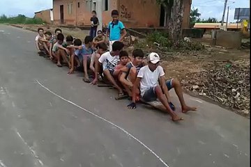 crianças simplesmente se divertindo