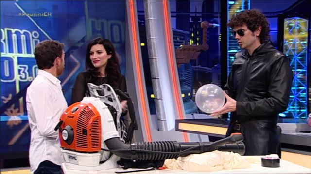 El globo gigante de El Hombre de Negro - El Hormiguero 3.0