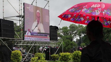 Kenyans brave the rain to watch pope's mass on screen