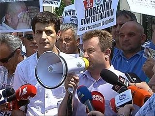 PROTESTE KUNDER FULLANIT DHJETRA AKTIVISTE TE SHOQERISE CIVILE I KERKOJNE DOREHEQJEN LAJM