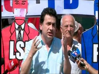 PROTESTAT KUNDER FULLANIT QYTETARET KERKOJNE NGA KLASA POLITIKE TE REAGOJE PER BANKEN LAJM