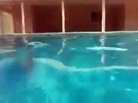 Маленькая девочка плавает под водой, как рыба! Жесть