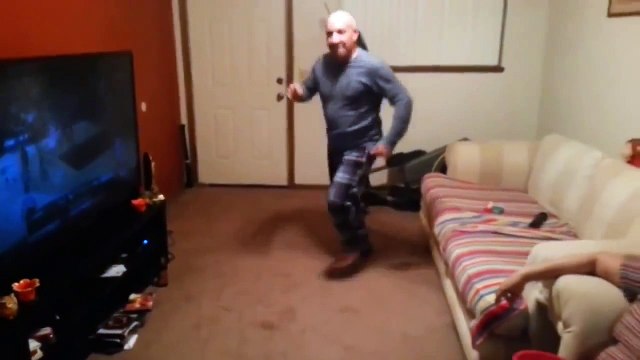 Парень спросил_ Отец, а ты умеешь танцевать Отец наглядно ответил