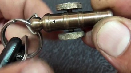 Стреляющая пушка брелок на ключи.