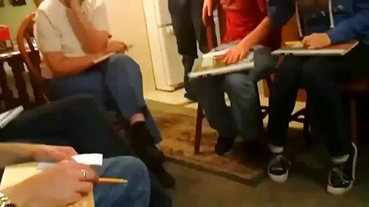 Ponteiro para crianças. Miúdos engraçados que perseguem um ponteiro laser