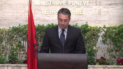 ARRESTOHET PUNONJESI I ZYRES SE KOKEDHIMES, KERKONTE FAVORE SEKSUALE PER VENDE PUNE