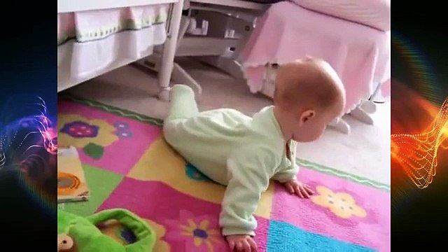 Les enseignants et les étudiants. Funny Dog apprendre aux enfants à ramper