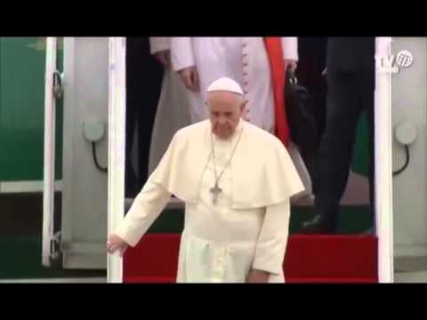 PAPA FRANÇESKU U SQARON ARSYET E VIZITES NE SHQIPERI GAZETAREVE QE E NDJEKIN LAJM