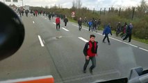 Un chauffeur routier en colère essaye d'écraser des migrants à Calais