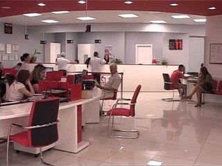 ULJA E INTERESIT TE DEPOZITAVE SHTYN SHQIPTARET TE TERHEQIN KURSIMET NGA BANKAT LAJM