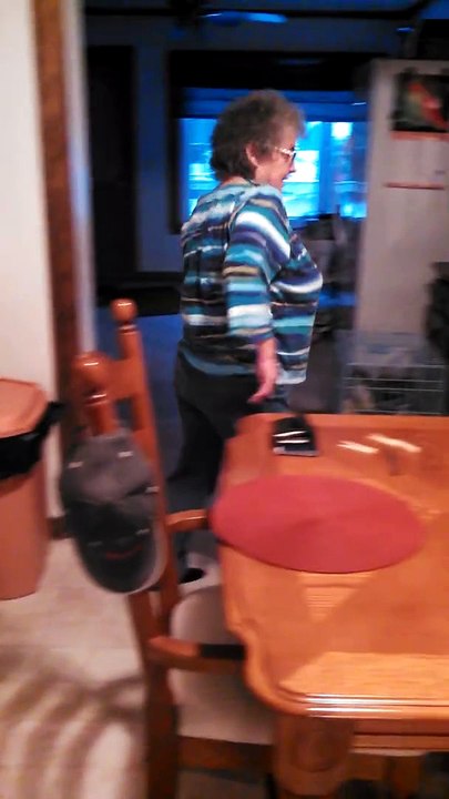 Cette femme prépare de bons petits plats. Lorsque la musique commence? Elle est trop forte!