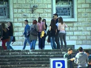 SKANDALET NE ARSIMIN E LARTE SHQIPTAR,DISA STUDENTE NUK KANE MBARUAR GJIMNAZIN LAJM