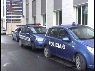 FIER,POLICIA RRUGORE BLLOKON FURGONET QE PUNONIN FSHEHURAZI DHE PA LICENSE LAJM