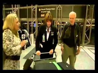 POLICIA E SINGAPORIT POHON SE BABAI I NICOL KIDMAN VDIQ AKSIDENTALISHT NE HOTEL LAJM