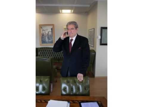 BERISHA AKUZA ERMELINDA MEKSIT PER VJEDHJEN E DOSJES SE BANKES SE SHQIPERISE LAJM