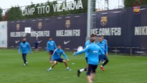 Samuels y Arroyo visitan el entrenamiento del FC Barcelona