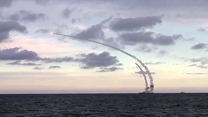 Des navires russes tirent 18 missiles de croisière sur Daech