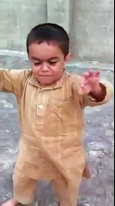 Funny pakistani kid dancing