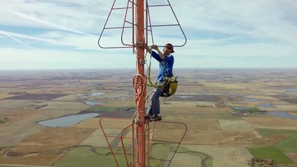 il grimpe en haut d'une antenne de 450m de haut !