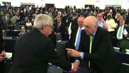 ANETARET E KOMISIONIT TE JUNCKER, PERBALLEN ME VOTIMIN E PARLAMENTIT EUROPIAN NE 22 TETOR