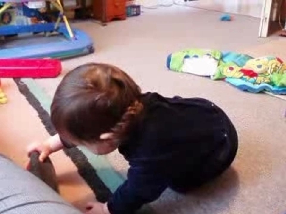 laure 11mois pile se lève et marche