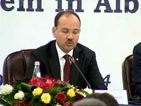 PRESIDENTI UL NE NJE TRYEZE KRYEMINISTRIN RAMA DHE KRYETARIN E DEMOKRATEVE BASHA LAJM