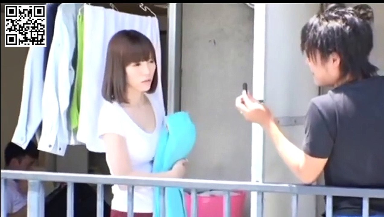 団地でお互いが不倫してベランダでキスしている1ふたり - YouTube