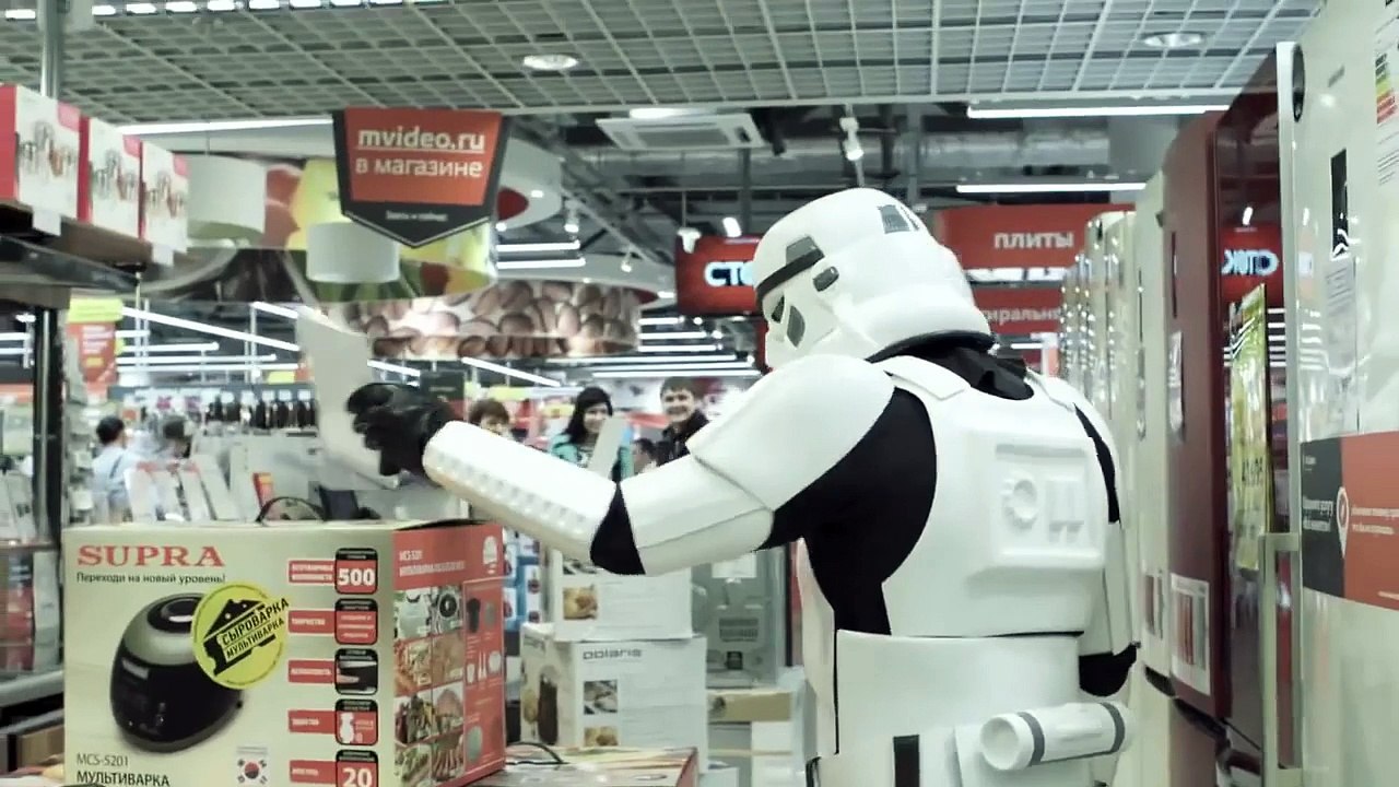 2 stormtroopers de Star Wars d'amusent dans un centre commercial