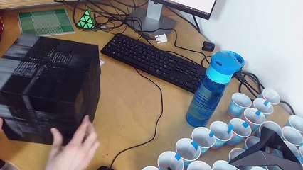 Il teste son Rubik's Cube géant et le casse
