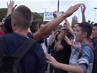 Скачать видео: PROTESTE E TE RINJVE PARA AMBASADES SERBE,DENOHET DHUNA E TIFOZEVE NE BEOGRAD LAJM