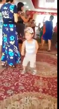 Мальчик танцует лучше всех! Прикол