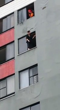 Un pompier sauve une femme suicidaire en lui mettant un coup de pied dans la tête