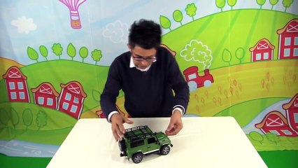 Çocuk gibi oyuncak oynayan adam Bruder Jeep Land Rover