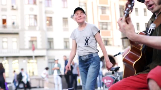 Необычное исполнение песни Катюша на улице Москвы.