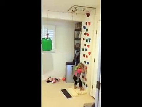 Un papa fabrique un mur d'escalade pour sa fille...