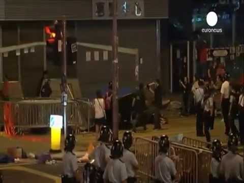 PROTESTUESIT NE HONG KONG NUK TERHIQEN,E KALOJNE NATEN DUKE U PERLESHUR ME POLICINE LAJM