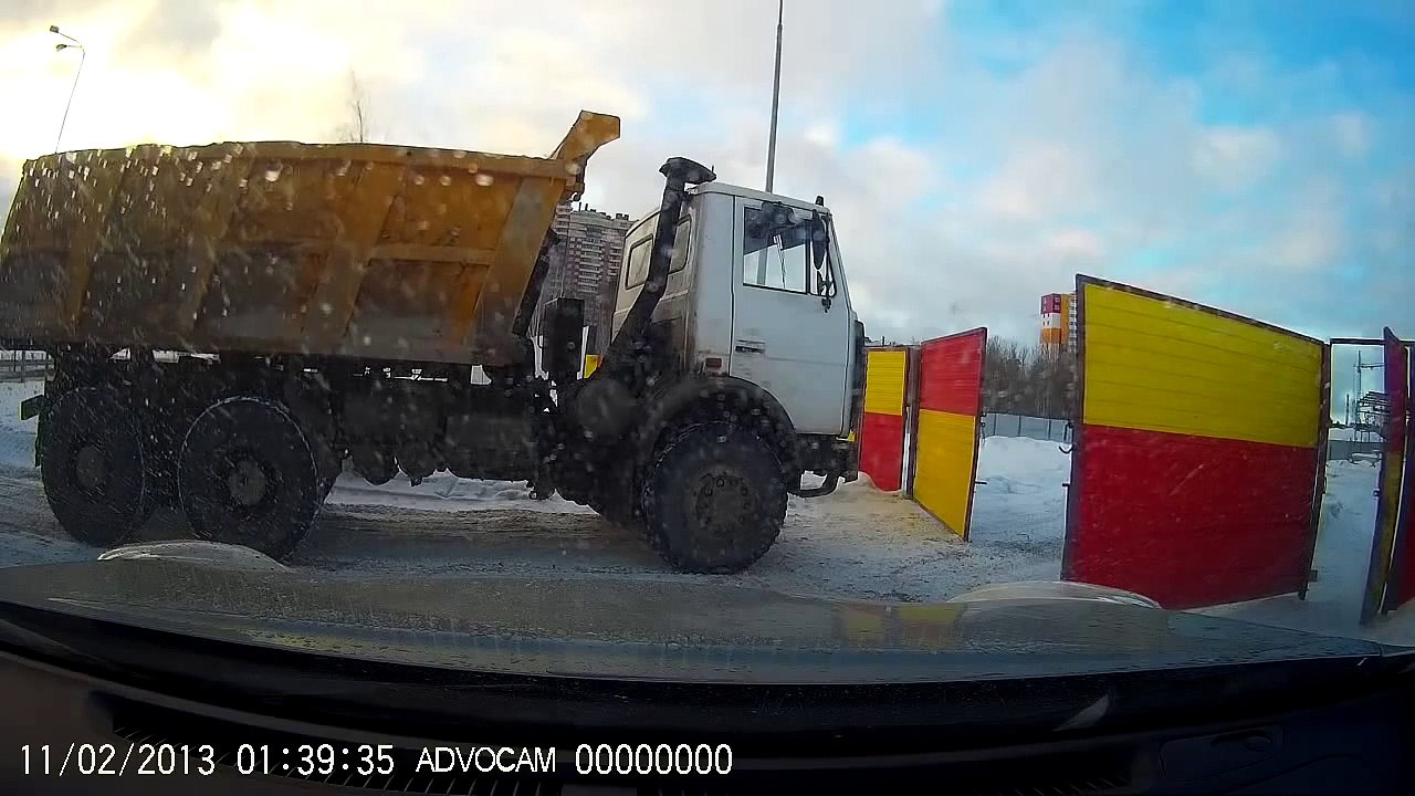 Три мужика и ворота