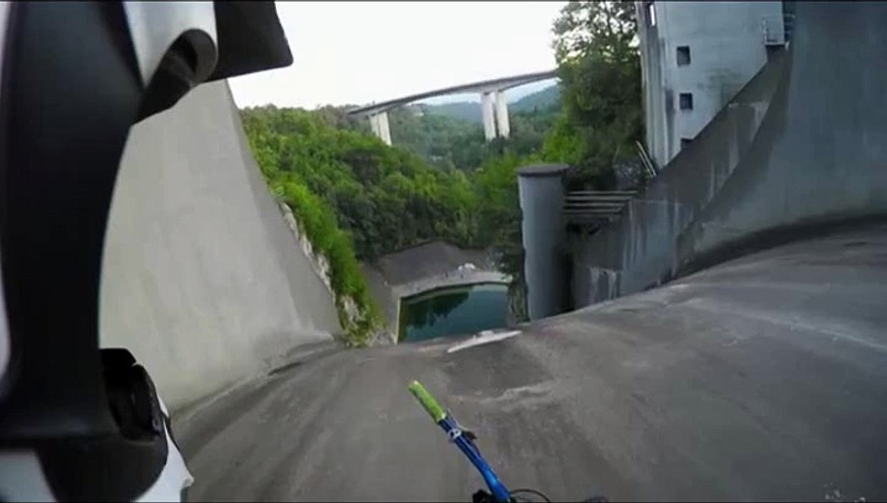 Primoz Pravnik réalise une incroyable descente vertigineuse en VTT