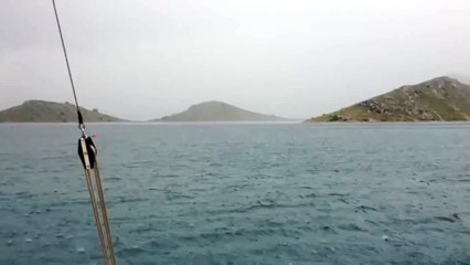 Un fulmine rischia di colpire una barca in mezzo al mare