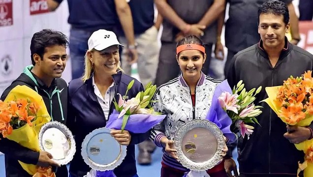 Sania Mirza taught Mamta Banerjee Tennis during exhibition match