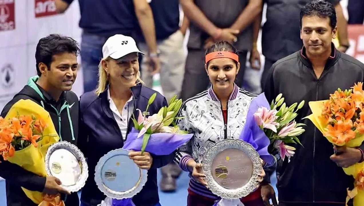 Sania Mirza taught Mamta Banerjee Tennis during exhibition match