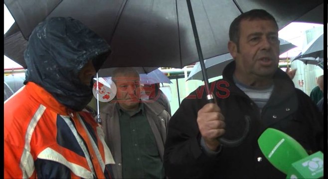 Fier, Dy muaj pa rroga, punëtorët e uzinës së naftës në protestë - Ora News- Lajmi i fundit-